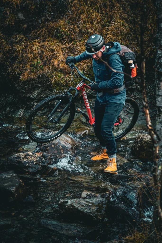 mountainbike över vattendrag 